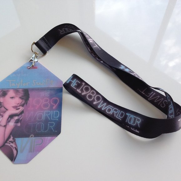 TAYLOR SWIFT VIP Merchandise Set from “1989 Tour” - Picture 4 of 15